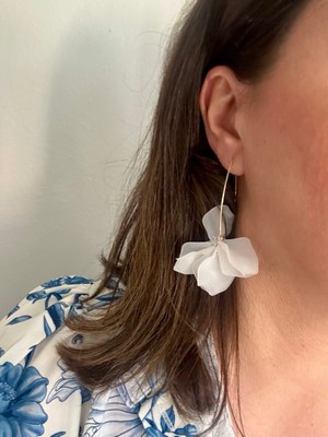 ALS Tasarım Dünyası Kadın Beyaz Renk Akrilik Üst Kısmı Altın Kaplama Yaprak Model Şık Küpe Uzunluk 7 cm