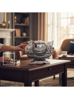 İki Yedi Konsept Kabe’nin Nuru Allah (C.c.) ve Hz. Muhammed (S.a.v.) Lafzı Dekoratif Masaüstü Islami Biblo Dini Obje