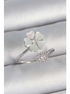 Pazarcan Pirinç Gümüş Renk Beyaz Mineli Çiçek Model Zirkon Taş Detay Kadın Yüzük
