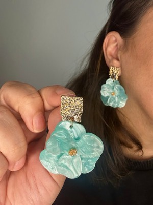 ALS Tasarım Dünyası Kadın Turkuaz Renk Sedefli Çiçek Model Ortası Boncuklu Üst Kısmı Altın Kaplama Şık Küpe