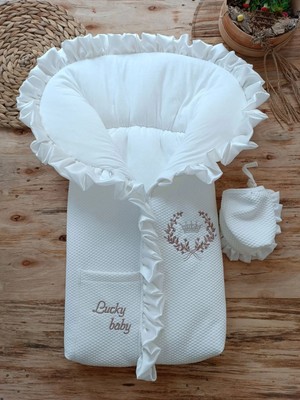 DMR Elegance Yenidoğan Ultralüks Fermuarlı ve Cepli Lucky Baby Nakışlı Bebek Battaniyesi Kundak Ekru
