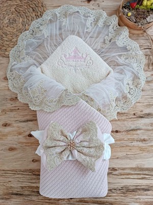 DMR Elegance Yenidoğan Kuzulu Taç Nakış Güpürlü Fiyonklu Duvaklı Prizma Taş Unisex Kundak Bebek Battaniyesi Pembe