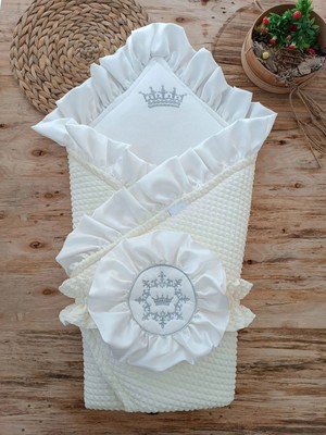 DMR Elegance Yenidoğan Piramitland Soft Taç Nakışlı Bebek Battaniyesi Kundak Krem