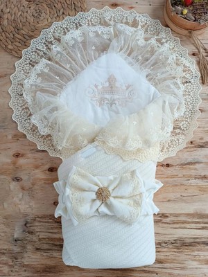 DMR Elegance Örgü Tericotton Taç Nakışlı Incili Güpür Çift Fiyonk Papatya Güpür Trilüks Kundak Bebek Battaniyesi Ekru