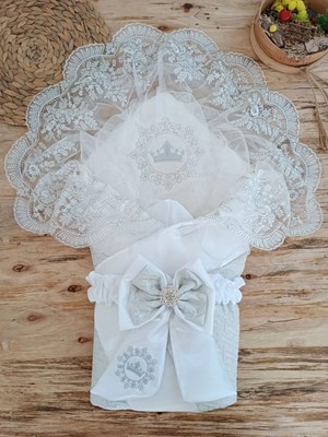 DMR Elegance Yenidoğan Titi Taç Nakışlı Plazma Taşlı Güpürlü Çift Fiyonk Duvaklı Trilüks Kundak Bebek Battaniyesi Gümüş