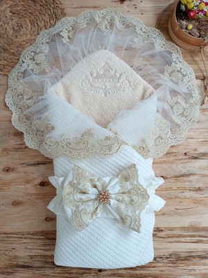 DMR Elegance Yenidoğan Kuzulu Taç Nakış Güpürlü Fiyonklu Duvaklı Prizma Taş Unisex Kundak Bebek Battaniyesi Ekru