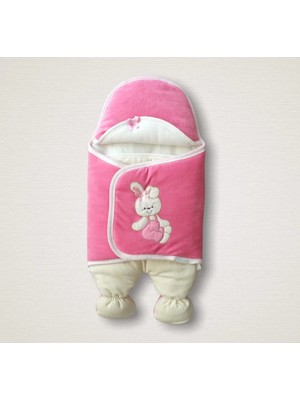DMR Elegance Yenidoğan Kadife Kumaş Ayıcık Nakışlı Şapkalı Kız Erkek Bebek Ayaklı Kundak Bebek Battaniyesi Pembe