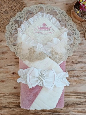 DMR Elegance Yenidoğan Wool Yün Kumaş Taç Nakışlı Güpür Duvaklı Fiyonk Prizma Taş Unisex Kundak Bebek Battaniyesi Pembe