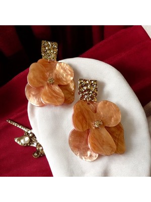 ALS Tasarım Dünyası Kadın Turuncu Renk Sedefli Çiçek Model Ortası Boncuklu Üst Kısmı  Altın Kaplama Şık Küpe