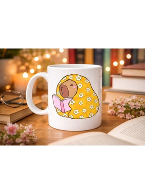 Kitap Okuyan Kapibara Desenli Porselen Kupa Model 102 – Sıcacık Tasarım , Kahve & Çay Kupası , Kitap Severlere Özel Hediyelik