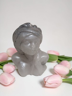 Doğal Modern & Şık: Antrasit Kadın Büstü Dekoratif Mum - El Yapımı Sanatsal Tasarım