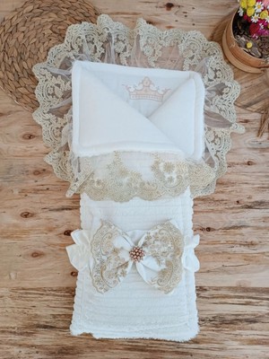 DMR Elegance Yenidoğan Beyaz Wool Yün Kumaş Taç Nakışlı Trilüks Kundak Bebek Battaniyesi Beyaz