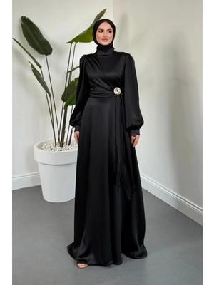 Merven Akyüz Crimson Rose Yandan Tokalı Saten Abiye Siyah
