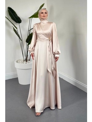 Merven Akyüz Crimson Rose Yandan Tokalı Saten Abiye Krem
