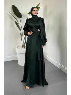 Merven Akyüz Crimson Rose Yandan Tokalı Saten Abiye Zümrüt