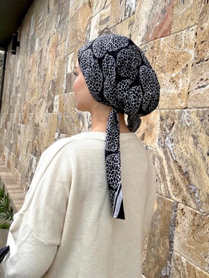 Anatölye Siyah Beyaz Çiçek Desen Tülbent Eşarp Bone - Kaymaz Terletmez (Kaymayan)