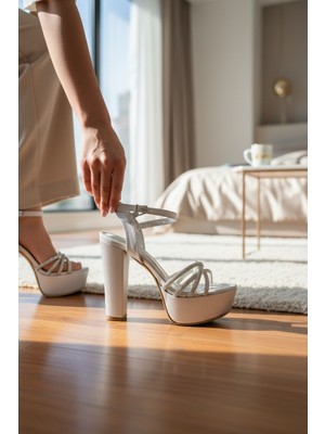 Enoch Çoklu Taşlı Bantlı Yüksek Platform Kalın Topuklu Ayakkabı