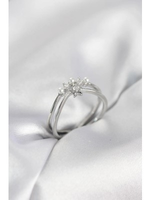 Esranın Dünyası Tegan Gümüş Renk Incili Yıldız Model Zirkon Taşlı Kadın Yüzük TG27BYK4100