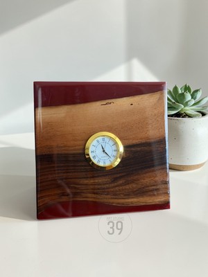 39 Art Studio Classic Ceviz & Epoksi Masa Saati – 3,5 cm Altın Kaplama Quartz Mekanizma – Tasarım Masaüstü Saat (15X15 Cm)