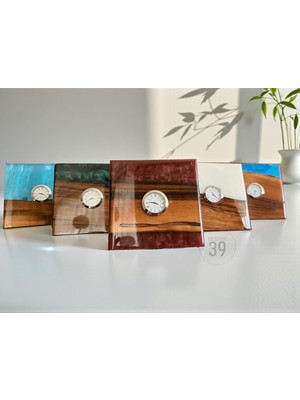 39 Art Studio Classic Ceviz & Epoksi Masa Saati – 3,5 cm Gümüş Quartz Mekanizma – Tasarım Masaüstü Saat (15X15 Cm)