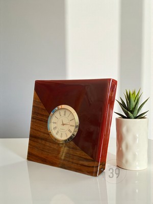 39 Art Studio Classic Ceviz & Epoksi Masa Saati – Gümüş Kaplama Quartz Mekanizma – El Yapımı Tasarım (15X15 cm )