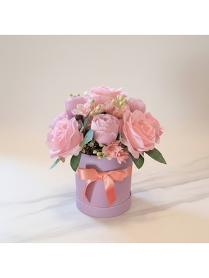 Neşeli Çiçekler Premium Yapay Gül Aranjmanı 30X25 cm Şapka Kutuda Özel Tasarım Salon & Ofis Dekoru Hediyelik Çiçek