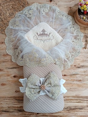 DMR Elegance Yenidoğan Kuzulu Taç Nakış Güpürlü Fiyonklu Duvaklı Prizma Taş Unisex Kundak Bebek Battaniyesi Bej