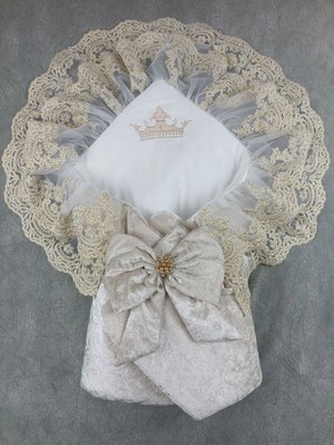 DMR Elegance Yenidoğan Saray Kadife Taç Nakışlı Inci Fiyonklu Çift Dantel Duvak Trilüks Kundak Bebek Battaniyesi Vizon-Gold