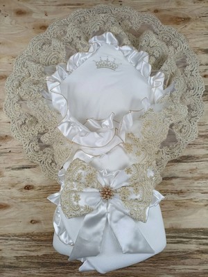 DMR Elegance Sahra Taç Nakışlı Inci ve Dantel Fiyonklu Çift Dantel Duvaklı Trilüks Kundak Bebek Battaniyesi Gold