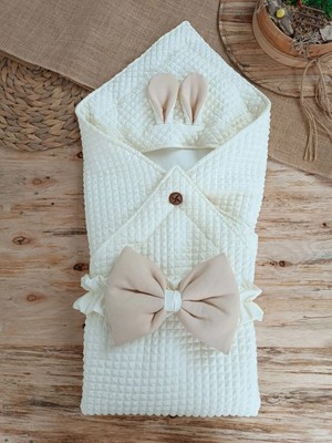 DMR Elegance Yenidoğan Kulaklı Şapkalı Düğme Detaylı Fiyonklu Bebek Battaniyesi Kundak Krem