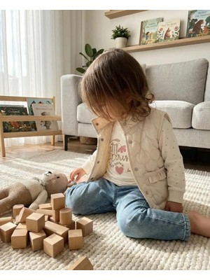 Mutlu Bebe Bayramlık Kız Çocuk 3’lü Kombin Takım – Kapitone Yelek, Baskılı Uzun Kollu Tişört ve Jean Pantolon