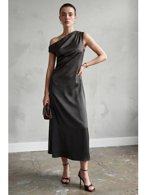 Hiccup Kadın My Fashıon Asimetrik Omuz Açık Saten Maksi Elbise Koyu Gri