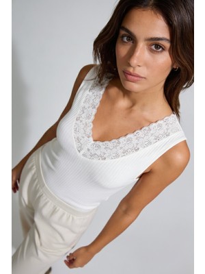 Şiir Kayes Slim Fit Dantel V Yakalı Kolsuz Ajurlu Kadın Top & Bluz - Siyah