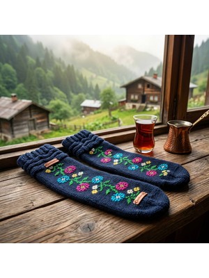 Robotel El Örmesi Renkli Bahar Çiçekleri Nakışlı Lacivert Yün Tuşeli Uzun Çorap