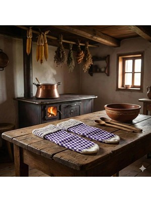 Robotel El Örmesi Mor-Beyaz Pötikare Desenli Yün Tuşeli Çorap