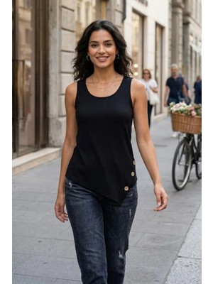 Mossta Yan Düğme Detaylı Asimetrik Kesim Kolsuz Viskon Bluz - Siyah