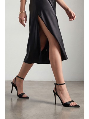 Marjin Kadın Sivri Burun Bilekten Bağlamalı Bantlı Ince Topuklu Sandalet Lokes Siyah Saten