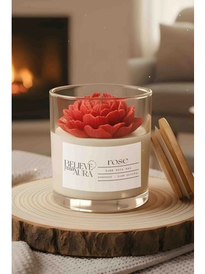 Believe Your Aura Kırmızı Şakayık Dekorlu Mum - %100 Doğal Soya Mumu Gül Kokulu Bambu Kapaklı Kavanoz Mum - 500 cc