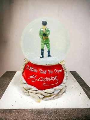 Data Store Atatürk Kar Küresi Işıklı Müzikli ve Püskürtmeli Büyük Boy Kar Küresi Izmir Marşı Müziği Çalan Rgb Aydınlatmalı 15CM x 10CM