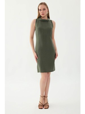 Vitrin Yaka Detaylı Sıfır Kol Elbise