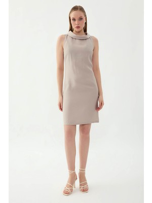 Vitrin Yaka Detaylı Sıfır Kol Elbise