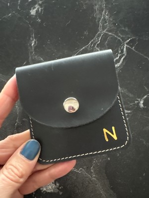 Pinkylola Design- N Harf Detaylı, Kare Model Siyah Parlak Mat Hakiki Deri Kılıf, Mini Bozuk Para Cüzdanı