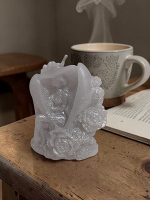 Doğal (Modern): Gümüş Parıltılı Inci Detaylı Melek ve Gül Temalı Tasarım Mum