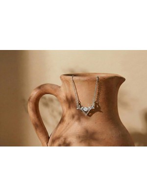 Crest | 925 Ayar Gümüş Boynuz Formlu Tektaş Tasarım Kolye