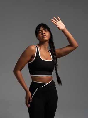 Lismina Beyaz Biye ile Kontrastlı Siyah Kalın Askılı Spor Büstiyer ( Sporcu Sütyeni )