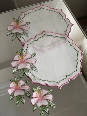 AGBTREND 2 Kişilik Zambak Nakışlı Amerikan Servis Supla ve Sunum Peçetesi Seti - 4 Parça Bahar Serisi