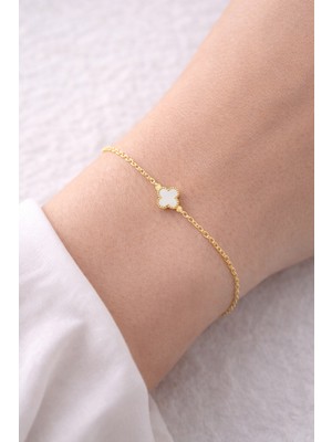 No35 Beyaz Sedef Taşlı Yonca Figürlü Altın Renk Çelik Bileklik Model 3 – Kararma Yapmaz, Minimal ve Zarif Kadın Bilekliği
