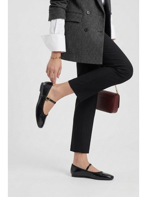 Bella Siyah Mat Cilt Altın Toka Detay Düz Taban Kadın Babet