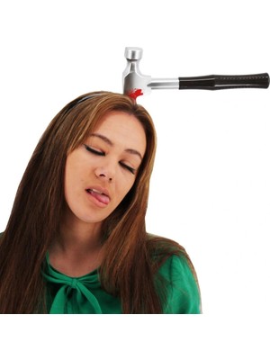 Çerçici Kafaya Saplanmış Kahverengi Saplı Çekiç Şaka Tacı