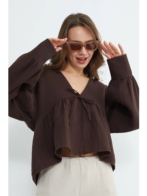 FullaModa Bağlama Detaylı V Yaka Müslin Kumaş Bluz